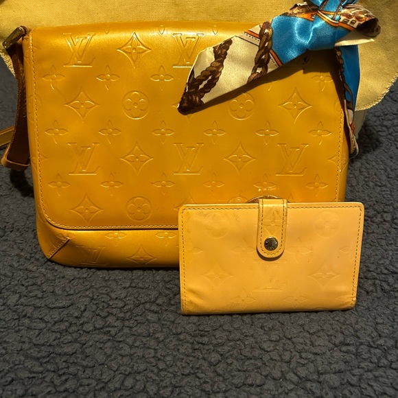 Authentic LV vernis shoulder bag w/ free kisslock vernis wallet - Picture 2 of 13